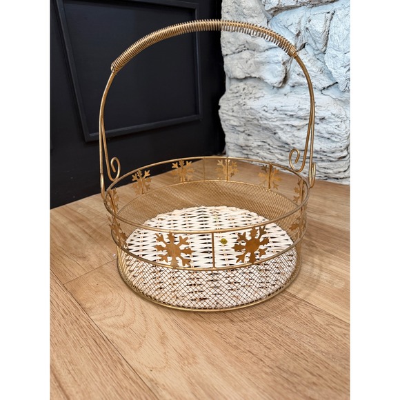 Other - Vintage Gold Wire Snowflake Christmas Basket White Wicker Base Holiday Decor